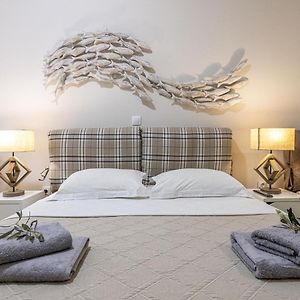 Deluxe Quadruple Room Jetted Shower