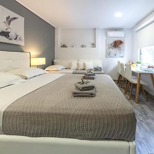 Deluxe Triple Room Jetted Shower